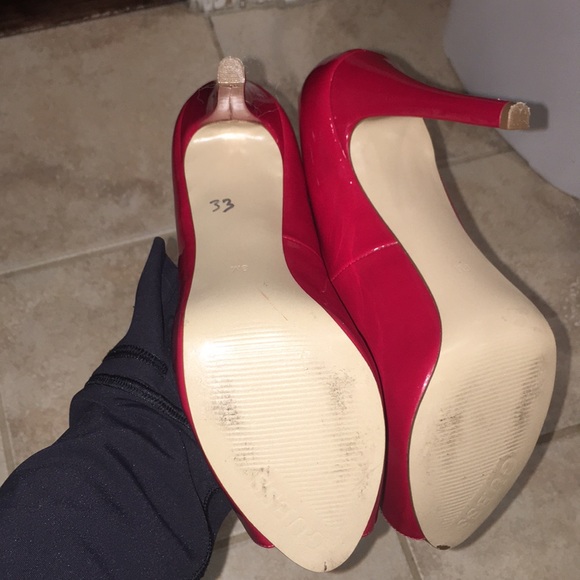 GUESS red open toe heels - Picture 2 of 2